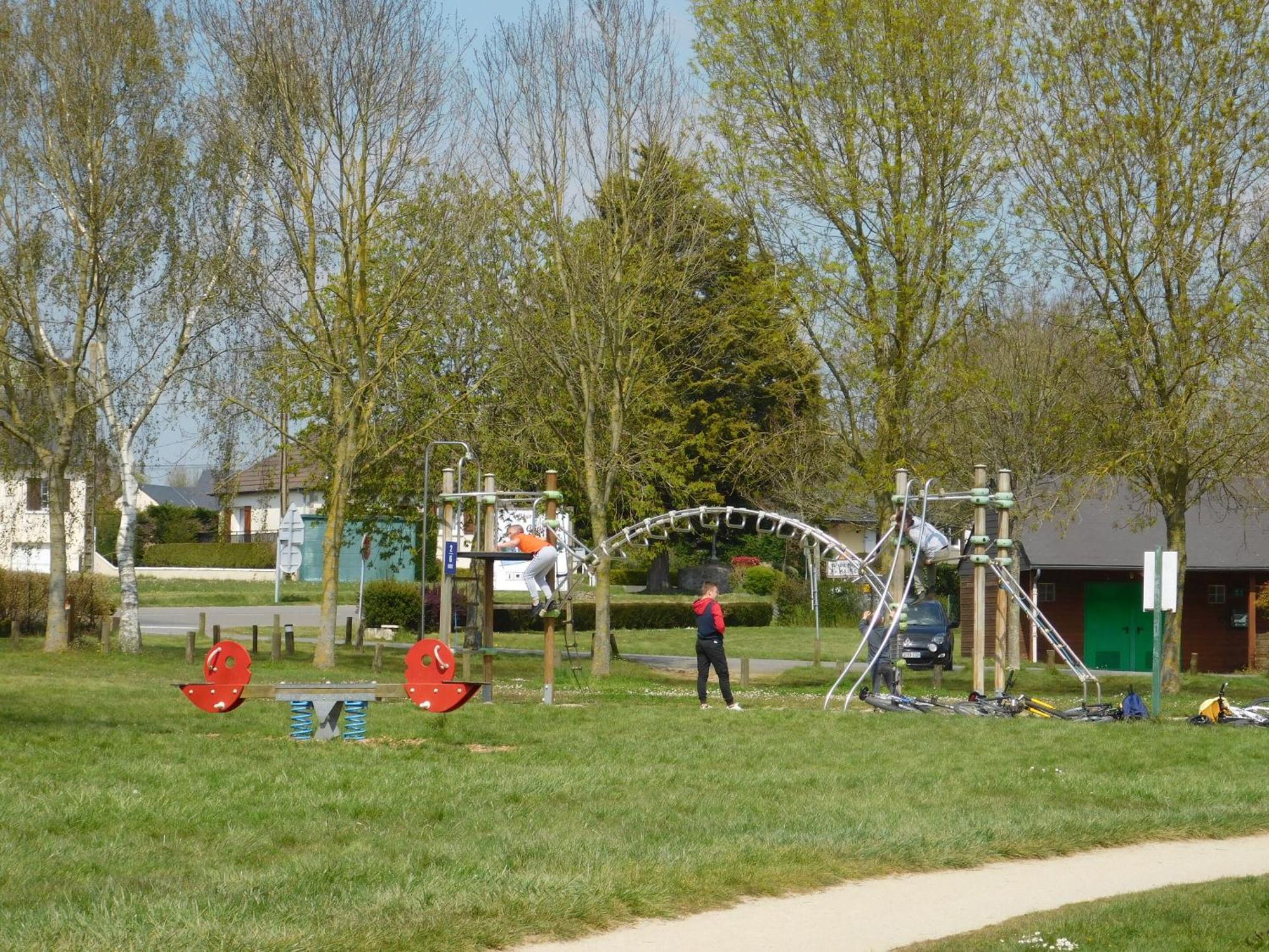 Village De Gites De La Chesnaie Saint-Denis-du-Maine Quarto foto